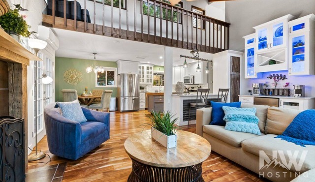 Luxury Home—Hot Tub, Fire Table, Office, Stunning Lake Views, 15 Miles to Silverwood, 2 to Beach!