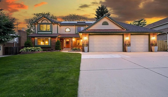 Luxury Home/Hot Tub/Theater/4,500 Sq. Ft./Near Olde Town Arvada
