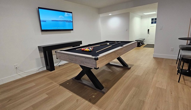 Luxury Home Hot Tub Spa Heated Pool Foosball Table Newly Remodel in Sacramento