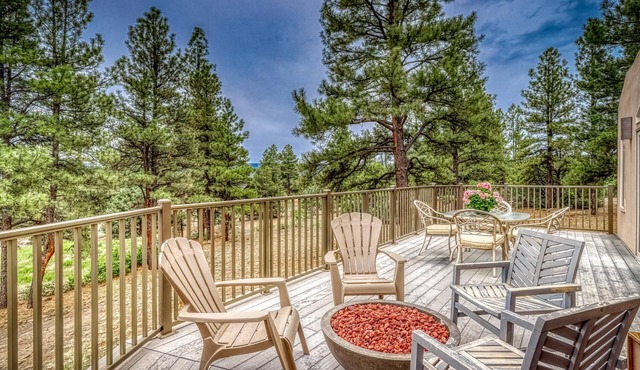 Luxury Home, Hot Tub, Views, Firepit, Game Room and Wraparound Deck Near Downtown!