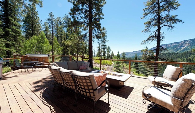 Luxury Home - Huge Deck - Great Views - Hot Tub/Fire Table - 2 Miles to Purg
