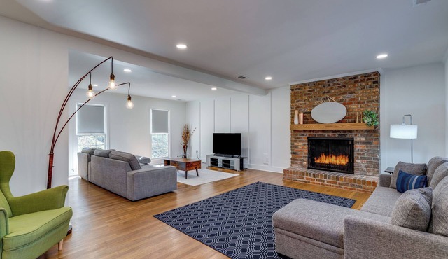 Luxury Home in Brookhaven Atlanta with Pool Table for 30+ Days stays