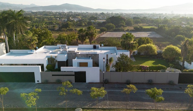 Luxury home in Cuernavaca with pool, jacuzzi, steam room and pickleball court