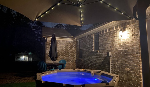 Luxury home in Decatur 4 bed 3 bath with hot tub