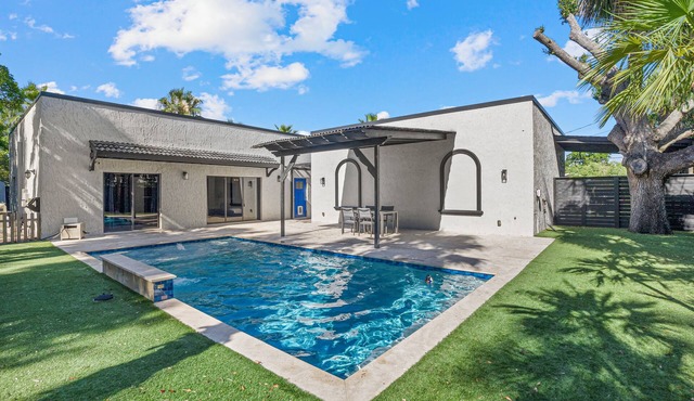 Luxury Home in Downtown Sarasota, Heated Pool, Minutes to Siesta Key & Longboat.