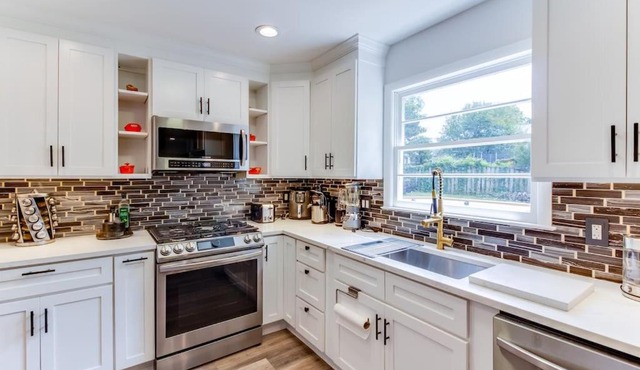 Luxury Home in Heart of Vienna w/ huge backyard