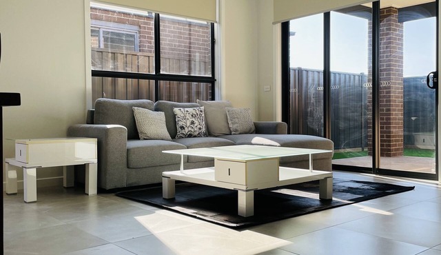 Luxury Home In Melton South- Free Parking And Wifi !