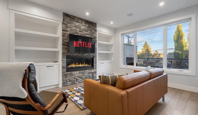 Luxury Home in Quiet Neighborhood near Downtown with Fast Wi-F & 3 Workspaces