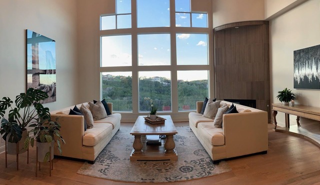 Luxury home in quiet neighborhood with pool & hot tub near Downtown Austin!