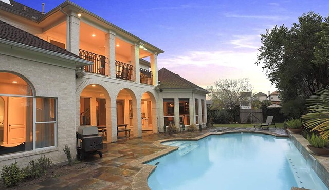 Luxury Home, In Town Location, 4,600 SQ ft. Swimming Pool Flexible cancellation