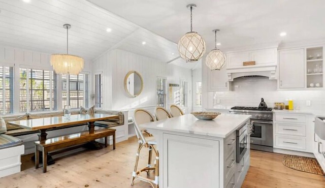 Luxury Home in Town! Spa & hotel amenities! Heated salt water pool!