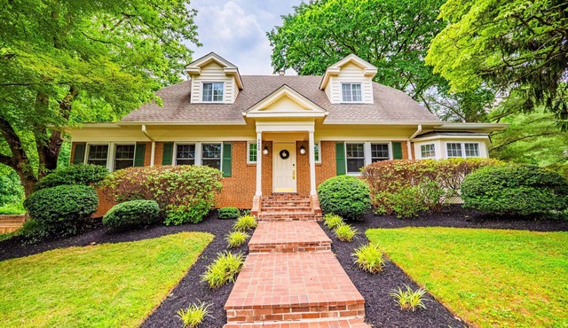 Luxury Home in Vienna, VA I Private Yard I Gym I 30 Day Minimum