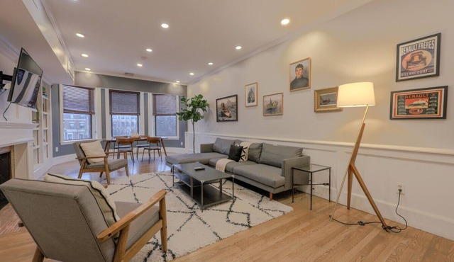 Luxury Home located in Back Bay 8min walk to Fewnway Park, close to Boston University, Berklee & MIT