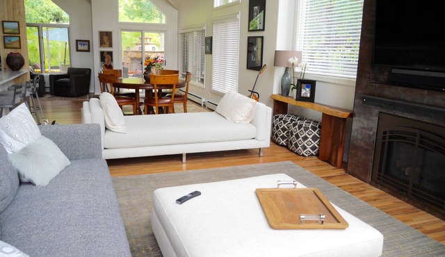 Luxury Home, magnificent Views!nPrivate Jacuzzi, Walk or Free shuttle to ski!