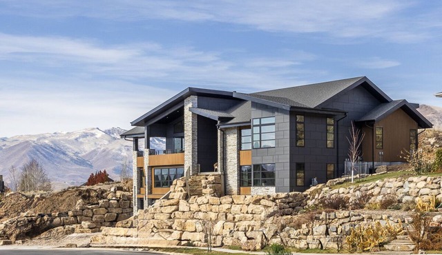 Luxury Home- Minutes from Park City- Family Friendly, Views, Sleeps 16, Spa