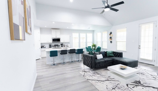 Luxury Home Near Downtown Dallas – 3BR/3.5BA, Pet-Friendly, Fast WiFi