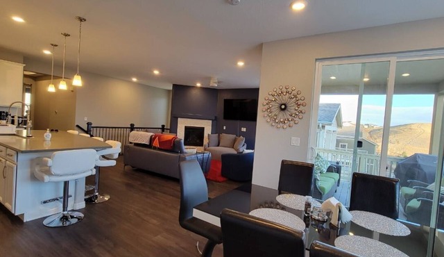 Luxury home near mountains, Boulder and Denver. Under an hour to ski resorts!