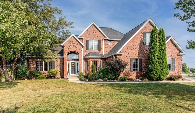 Luxury Home on 4th fairway of country club! Golf Getaway. Quality throughout.