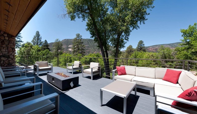 Luxury Home on 8 Acres - 9 Min. to DGO - Hot Tub/Fire Pit - Awesome Views -