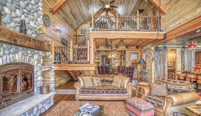 Luxury Home ON San Juan River Close to Downtown Pagosa Sprgs and Wolf Creek Ski