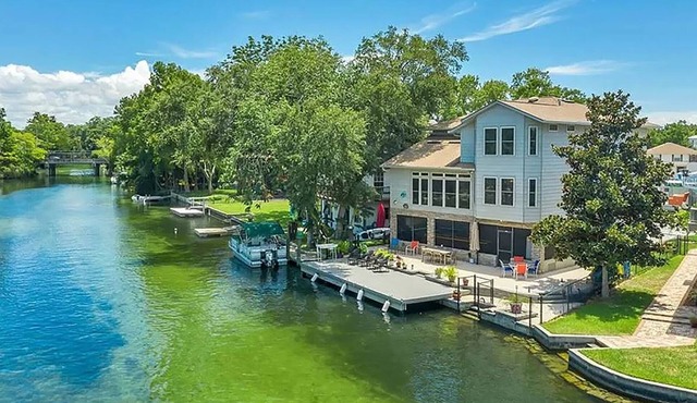 Luxury Home on The Weeki Wachee River!