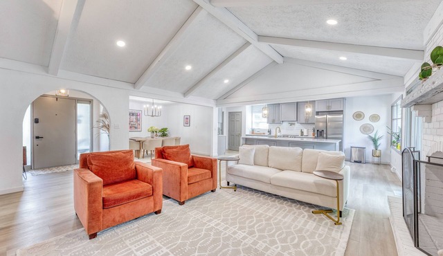 Luxury home, pet friendly, hot tub, concerts and restaurants!