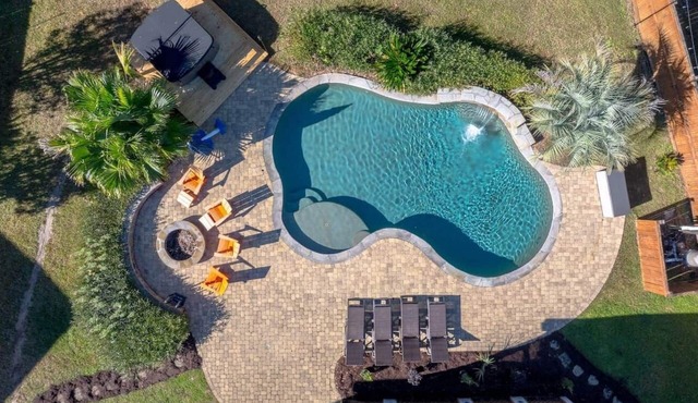 Luxury Home Pool Hot Tub 85 Inch TV by the Airport