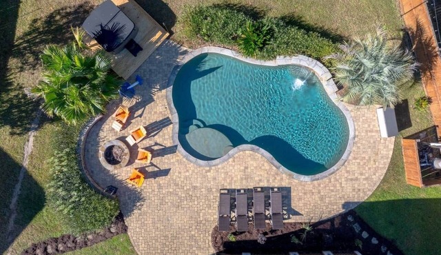 Luxury Home Pool Hot Tub 85 Inch TV by the Airport