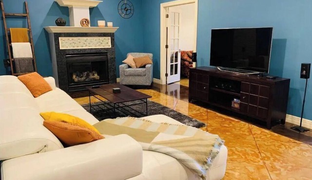 Luxury home, Pool & Spa, steps from Cedar Springs