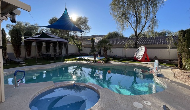 Luxury Home Private 5BD Near Strip - Pool/Spa, Game Room & Basketball. Groups