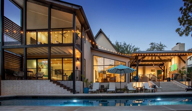 Luxury home, private pool, lush yard, walk to Lake Austin & quick Uber DT