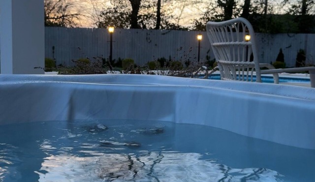 Luxury Home Private Pool+Hot Tub Conveniently Located!