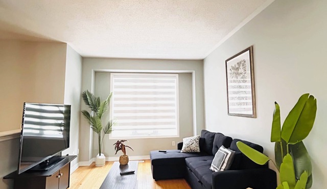 Luxury home promo price 7 beds Netflix parking