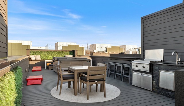 🎼 Luxury Home | Rooftop Games | Private Hot Tub | Close to Downtown 🤠