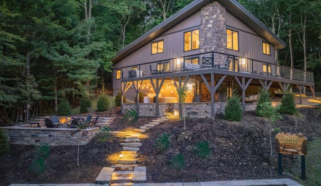 *Luxury* Home, Ski in/out, Hot Tub, Firepit, Games & More!