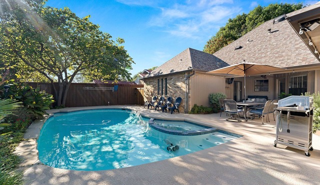 Luxury Home Sleeps 20 with Heated Pool & Billiard