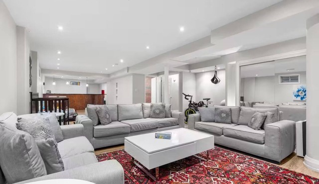 Luxury home Spacious 7-bedroom house in brilliant Mississauga with AC and gym