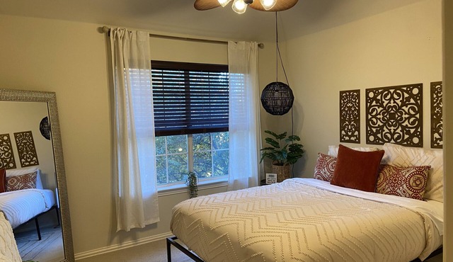 Luxury Home updated kitchen/Spa Bathrooms/and Grand Theater for movie night!