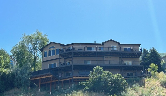 LUXURY HOME WITH AMAZING CITY/LAKE VIEWS, 3 LRG DECKS, & MINUTES TO SKI AREAS