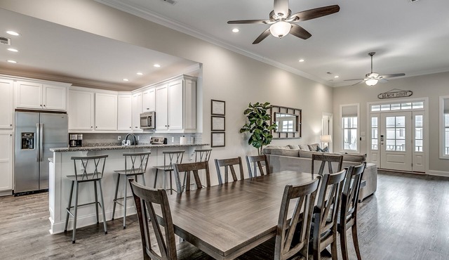 Luxury Home with PRIVATE POOL! Pet Friendly and Wifi