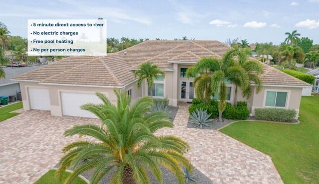 Luxury home w/2 suites, LARGE pool, spa, lanai. Quick gulf access! 6 Bikes! EV!