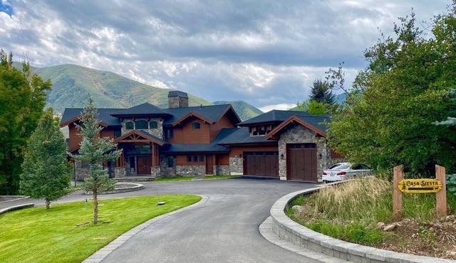 Luxury home w/3 Master Suites, minutes from Sundance and Deer Creek Res.