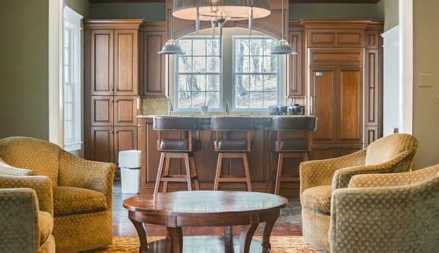 Luxury Home w/5 Suites Less than 1 Mile to Homestead, Pool Table + Bar