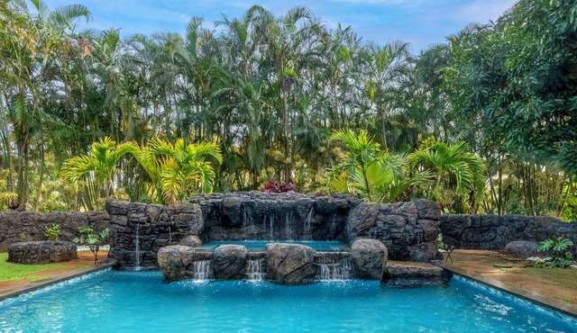 Luxury Home w/AC, Theater Room, Pool & Sourround sound throughout the house