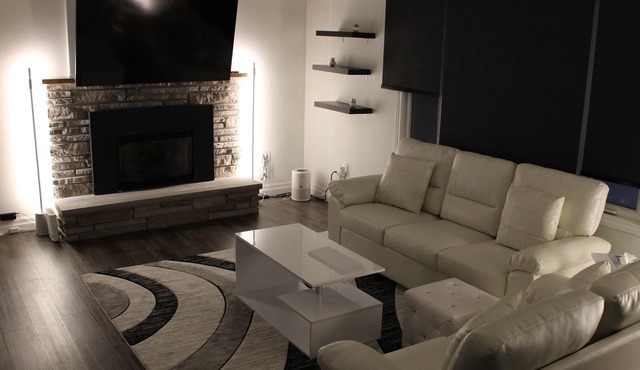 Luxury home w/gym, theatre, Xbox, 75in 4k TV, EV charger, Alexa and more