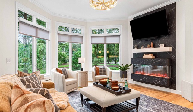 Luxury Home w/Hot Tub, 12 mins from Elon Univ