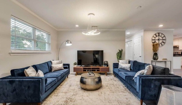 Luxury Home w/Hot Tub near AT&T Stadium
