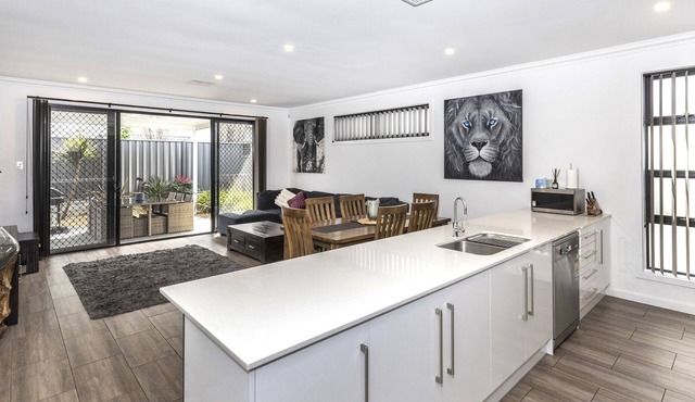 ★Luxury home w/King Bed, NBN/Netflix★ 3Bed 2Bath in Christies Beach