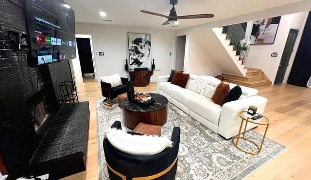 Luxury Home w Pool, Open Kitchen, Poker Room & More