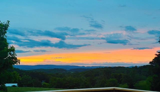 Luxury Home w/private Pool, Mt Views, 85” Roku Movie Room, Arcade, & King Bed!